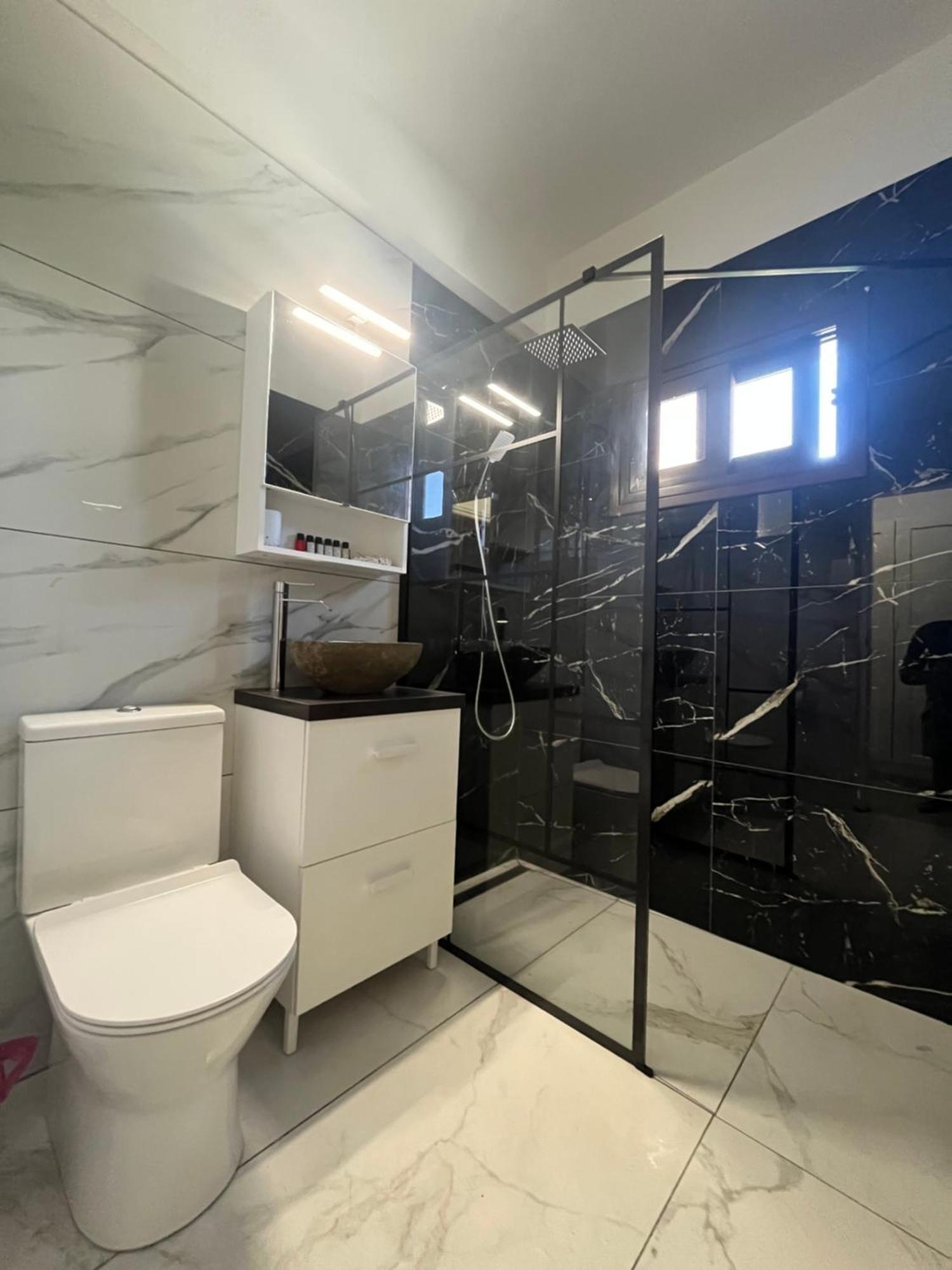Serenityone - Centrally Located One Bedroom Apt Айя Напа Екстериор снимка