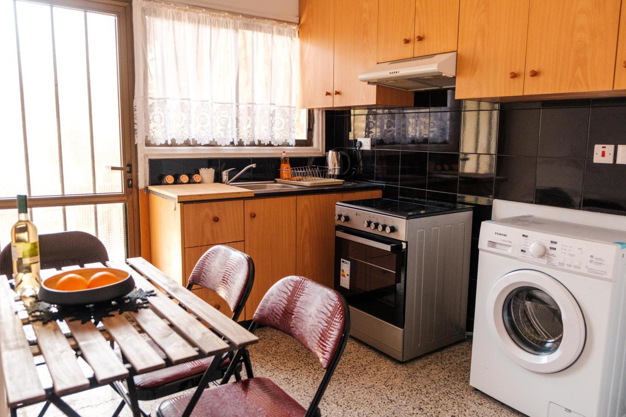 Serenityone - Centrally Located One Bedroom Apt Айя Напа Екстериор снимка