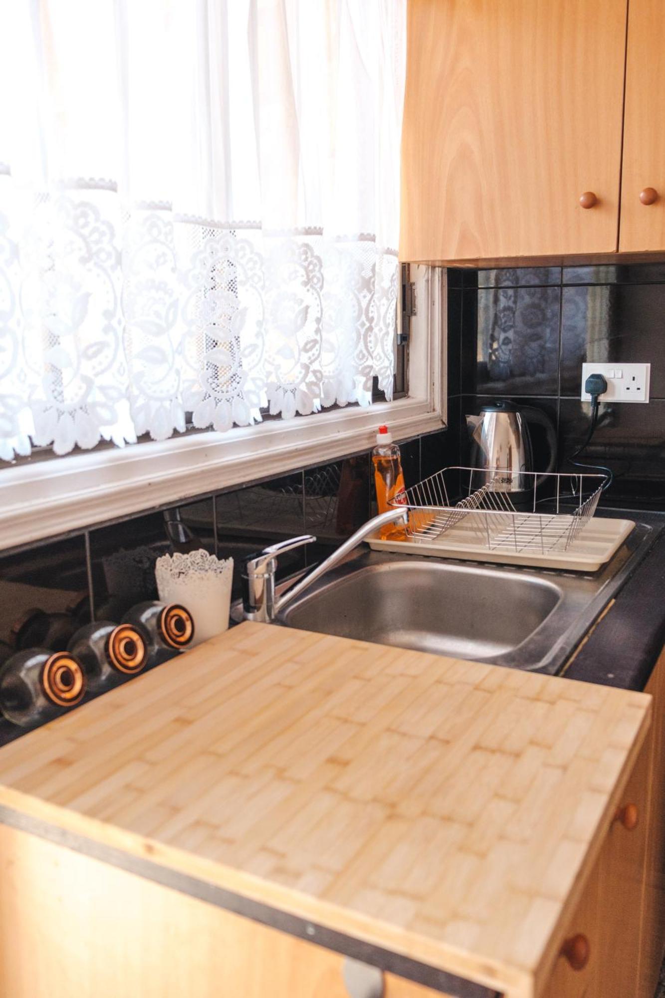 Serenityone - Centrally Located One Bedroom Apt Айя Напа Екстериор снимка